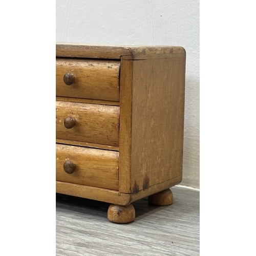 93 - A 19th century style wooden miniature apprentice piece chest of drawers/jewellery cabinet - approx. ... 