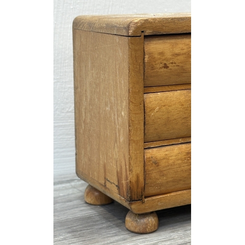 93 - A 19th century style wooden miniature apprentice piece chest of drawers/jewellery cabinet - approx. ... 