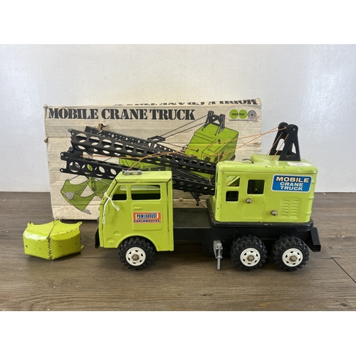 333 - A boxed mid 20th century Marx Toys tinplate mobile crane truck - approx. 27cm high x 40cm long