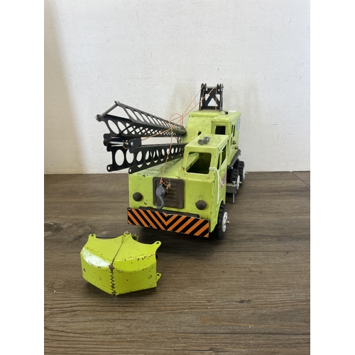 333 - A boxed mid 20th century Marx Toys tinplate mobile crane truck - approx. 27cm high x 40cm long