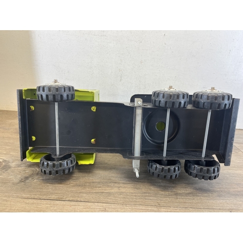 333 - A boxed mid 20th century Marx Toys tinplate mobile crane truck - approx. 27cm high x 40cm long