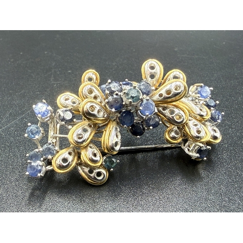 A mid 20th century Italian stamped 18k sapphire set brooch/fur clip - approx. gross weight 19.3g