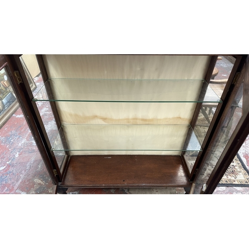 206 - An early 20th century mahogany display cabinet with two glass shelves - approx. 107cm high x 93cm wi... 