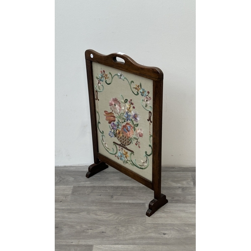 185 - An early 20th century oak framed floral tapestry fire screen - approx. 75cm high x 49cm wide x 16cm ... 