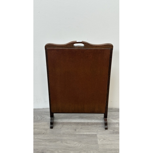 185 - An early 20th century oak framed floral tapestry fire screen - approx. 75cm high x 49cm wide x 16cm ... 