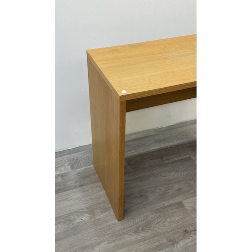190 - A modern oak effect computer desk - approx. 74.5cm high x 80cm wide x 42.5cm deep