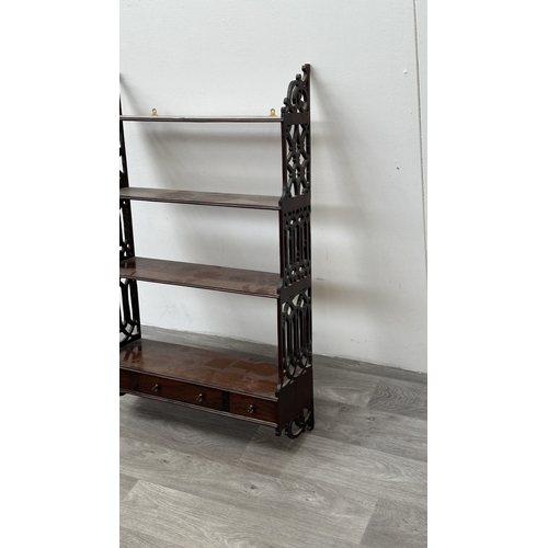 252 - A Georgian style carved mahogany four tier wall hanging shelving unit with fretwork sides - approx. ... 