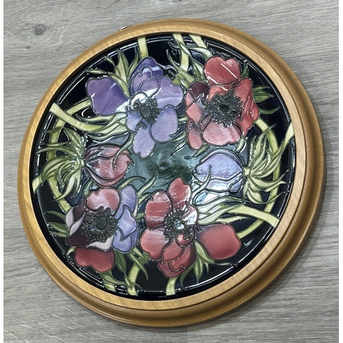 264 - A framed Moorcroft Anemone pattern circular wall plate - approx. 30cm diameter