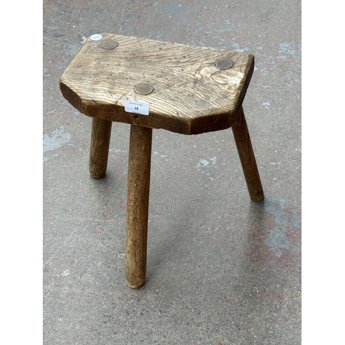 18 - A 19th century elm tripod milking stool - approx. 35cm high x 29cm wide x 19cm deep