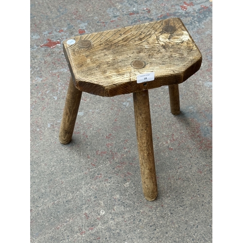 18 - A 19th century elm tripod milking stool - approx. 35cm high x 29cm wide x 19cm deep