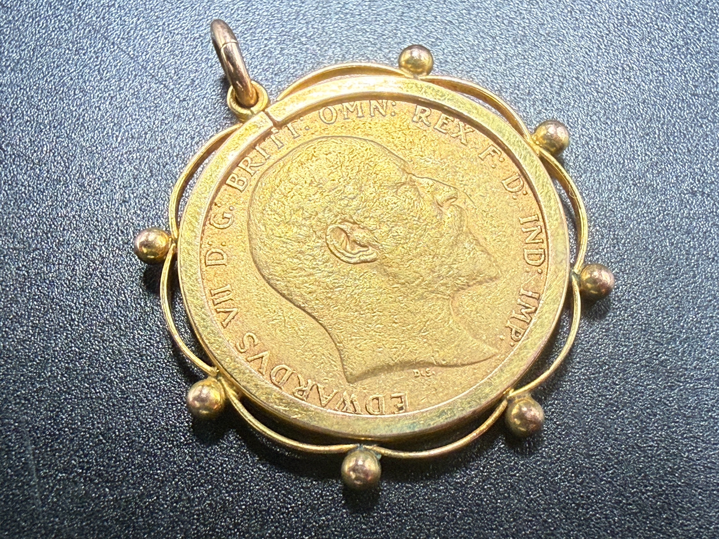 A 1904 Edward VII 22ct gold full sovereign in 9ct gold mount - approx ...