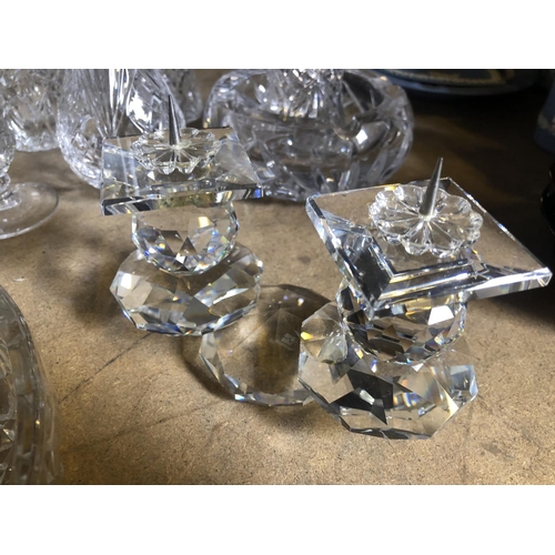 314 - A collection of 14 pieces of crystal glassware, consisting od a Swarovski candle holder and other va... 