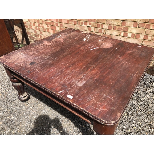 119 - A Victorian mahogany dining table 127x116