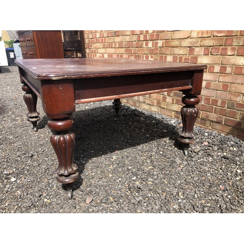 119 - A Victorian mahogany dining table 127x116