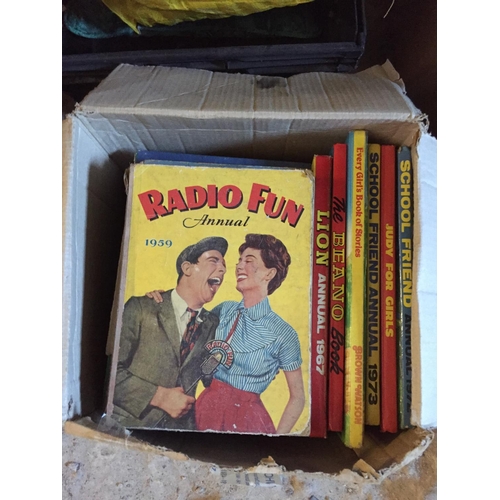 678 - Box children's annuals