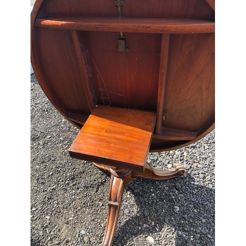 62 - A large circular walnut Loo table stamped for the maker Holland and sons 124cm diameter