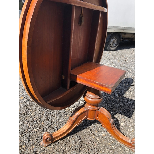 62 - A large circular walnut Loo table stamped for the maker Holland and sons 124cm diameter