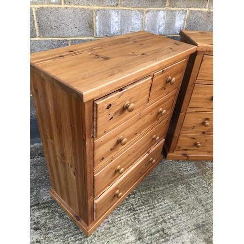 104 - A pair of good quality modern pine chests of five drawers 92x42x107