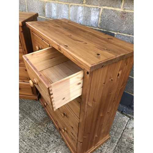 104 - A pair of good quality modern pine chests of five drawers 92x42x107