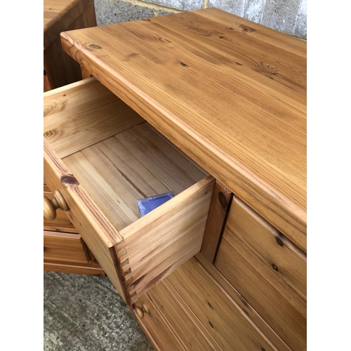 104 - A pair of good quality modern pine chests of five drawers 92x42x107