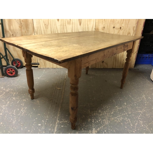 320 - Antique pine kitchen table 82x153