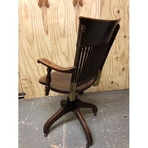 321 - An early 20th century oak swivel desk chair