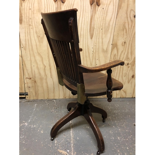 321 - An early 20th century oak swivel desk chair