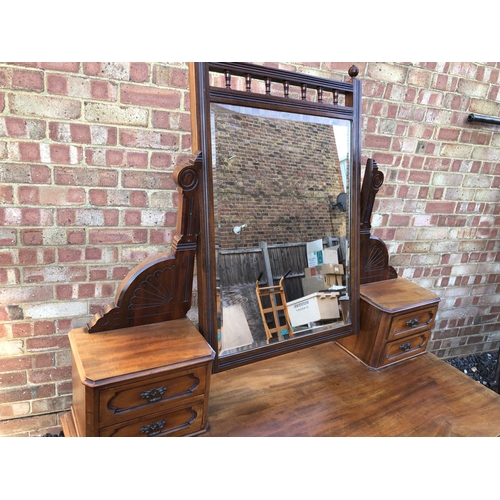 38 - An Edwardian mahogany dressing table with a swing mirror 120x58