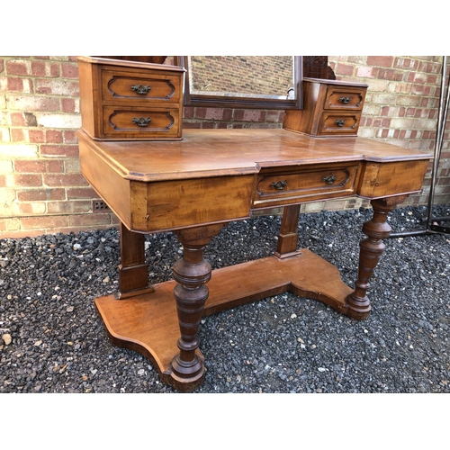 38 - An Edwardian mahogany dressing table with a swing mirror 120x58