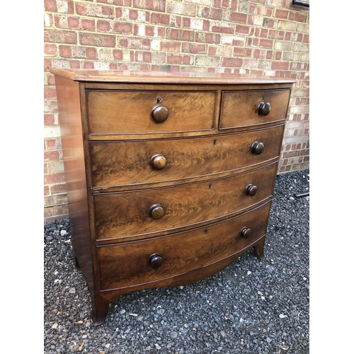 39 - A Victorian mahogany bow front chest of five drawers 102x54x102