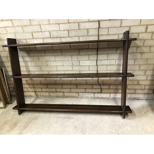 83 - An oak wall mounted plate rack 98x153