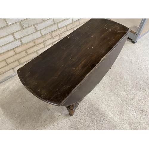 109 - An oak drop leaf coffee table