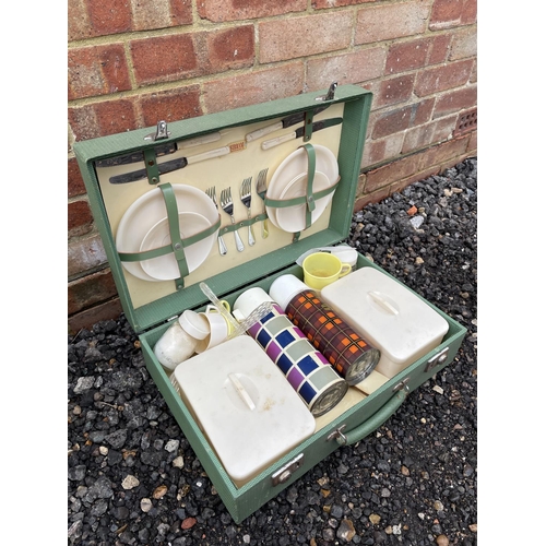 150 - A vintage picnic set