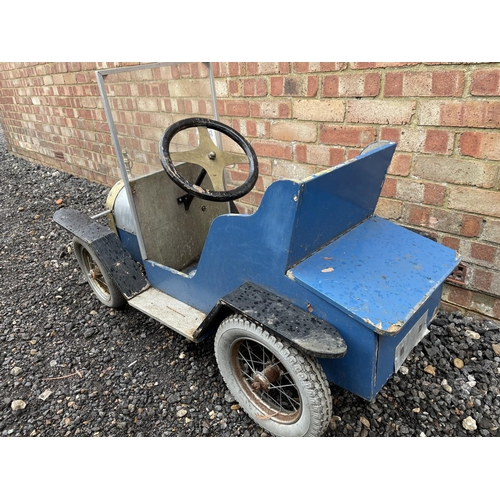 161 - A children's electric brum style toy car