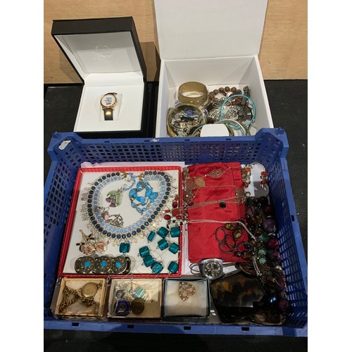 722 - Costume jewellery and Wellbeck boxed watch