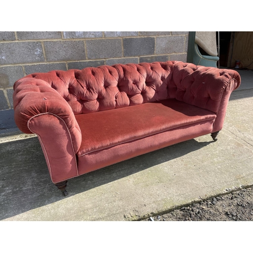 8 - An Edwardian pink buttoned back chesterfield sofa 185cm wide