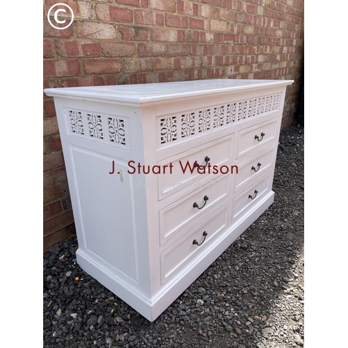 29 - Modern white painted chest of six drawers 120x49x79