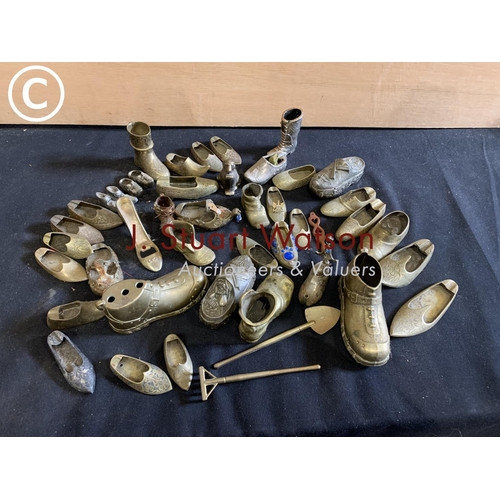 710 - Collection of assorted brass shoes