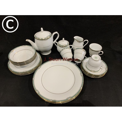 1052 - Noritake Glenabbey tea and dinnerware four place setting