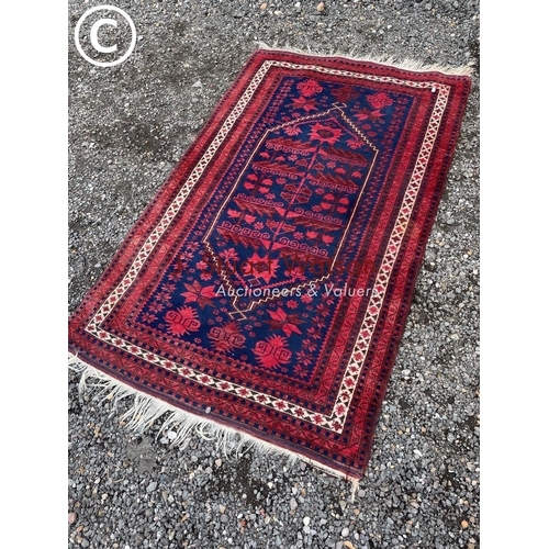 174 - A blue and red oriental pattern rug 185x115