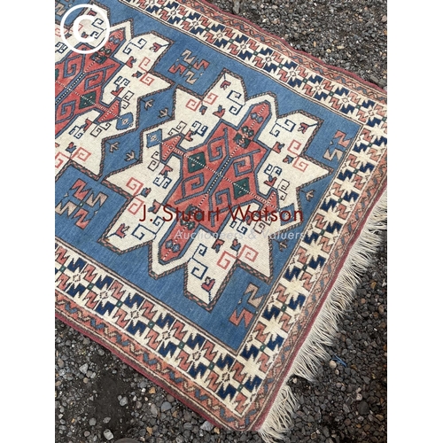 175 - A blue and red pattern oriental rug 180x100