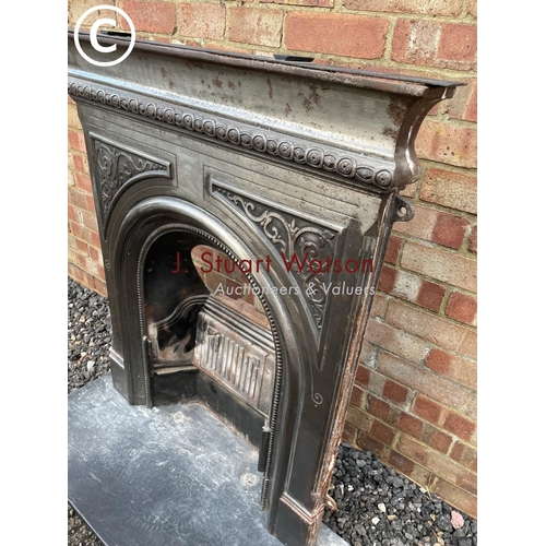 252 - A iron fire place on black marble hearth