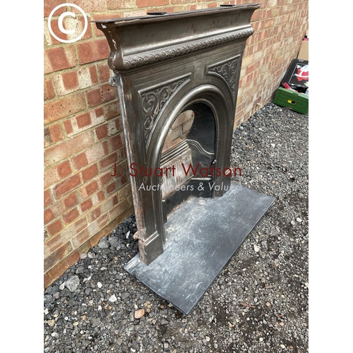 252 - A iron fire place on black marble hearth