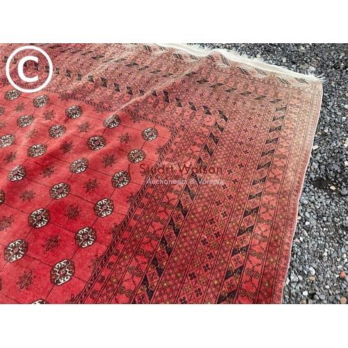 255 - A large red oriental pattern rug 220x320