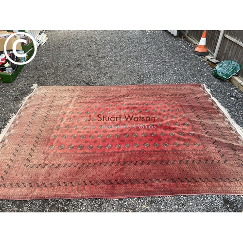 255 - A large red oriental pattern rug 220x320