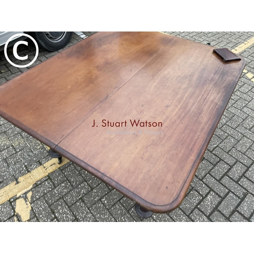 356 - A large Victorian mahogany dining table