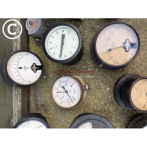 457 - A tray containing nine vintage volt / pressure dials together with an oscillator