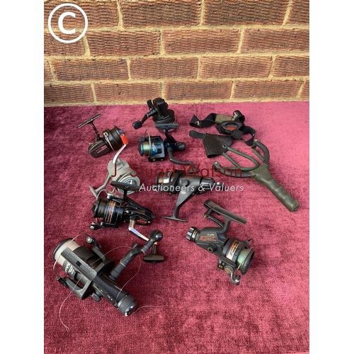 521 - 8 Mixed fishing reels, inc. Abu, Daiwa and Shakespeare and catapult.