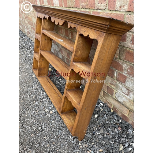 184 - An oak wall mounted plate rack