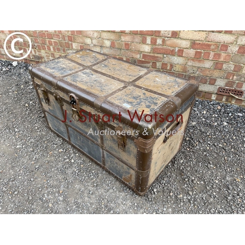 21 - A very large vintage trunk 100x55x 60